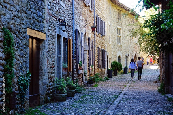 Fototapeta Balade dans la cité médiévale de Pérouges, l'Ain, avec des maisons en pierres