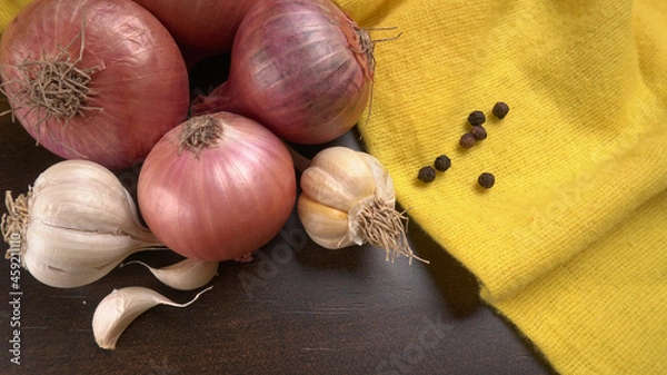 Fototapeta Fresh red onions in a wooden bowl.