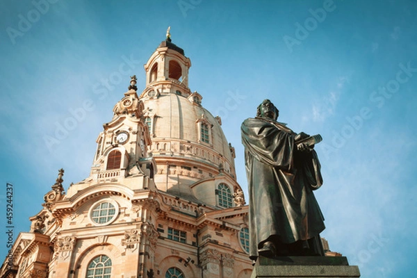 Fototapeta Statue of Martin Luther and Church Frauenkirche on background in Dresden