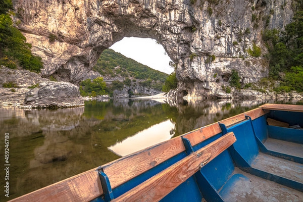 Fototapeta Vue de Vallon Pont d'Arc, site touristique en Ardèche, Sud de la France.	