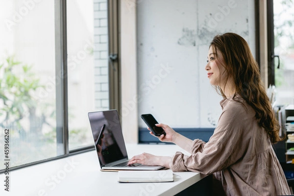 Obraz 働く女性（自宅・テレワーク・オフィス）