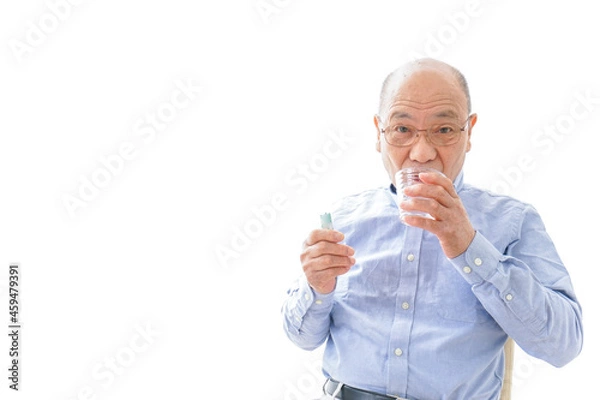 Fototapeta 薬を飲む高齢男性