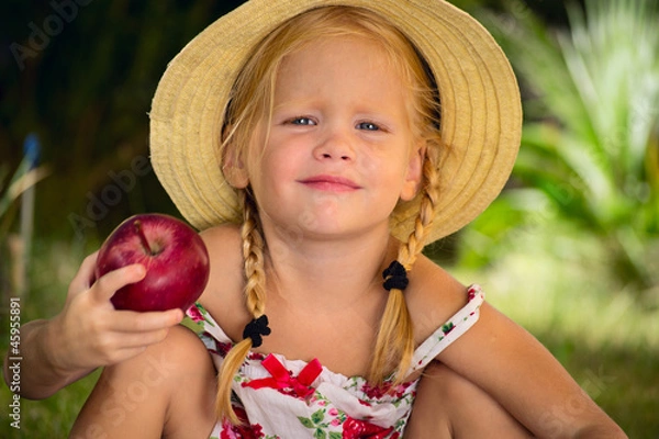 Fototapeta Девочка в шляпе с красным яблоком