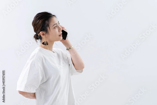 Obraz 携帯電話を使う女性