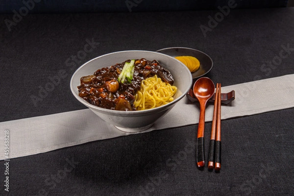 Obraz 밥에 먹어도 맛있고 면과 함께 먹어도 맛있는 한국식 짜장 중화 요리