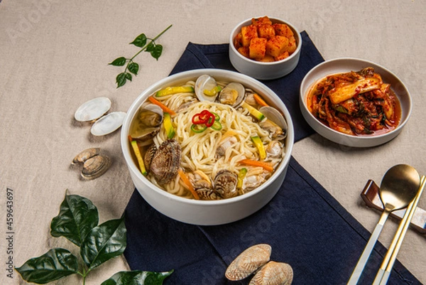 Obraz 진한 국물 베이스에 탱탱한 면을 넣어 만든 맛있는 칼국수