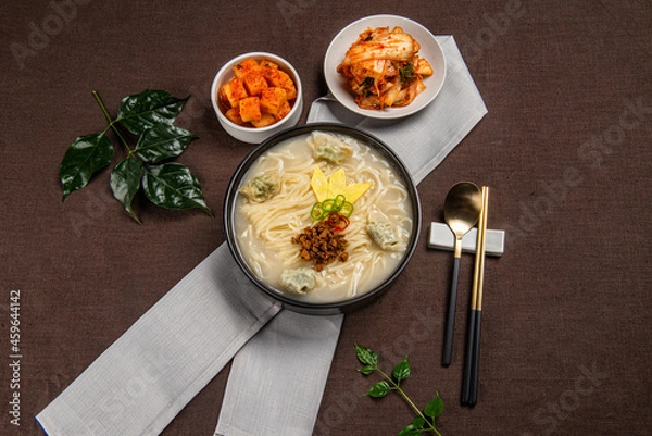 Obraz 진한 국물 베이스에 탱탱한 면을 넣어 만든 맛있는 칼국수