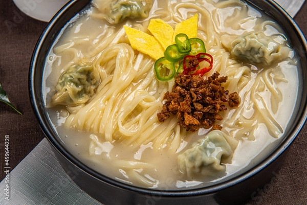 Obraz 진한 국물 베이스에 탱탱한 면을 넣어 만든 맛있는 칼국수