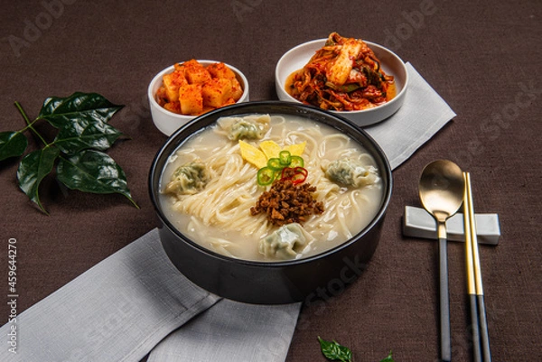 Obraz 진한 국물 베이스에 탱탱한 면을 넣어 만든 맛있는 칼국수