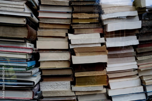 Fototapeta Empilement de livres anciens dans une vitrine de librairie.