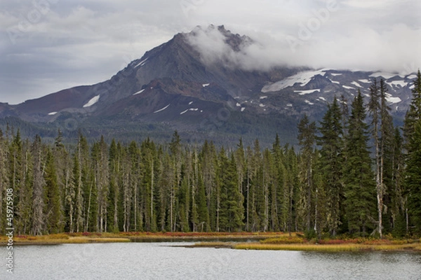 Fototapeta Band of bright autumn colors along Scott Lake, Oregon