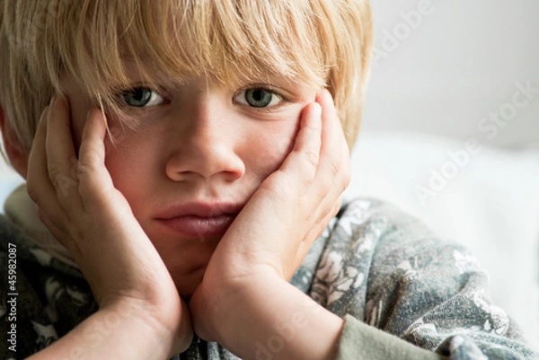 Fototapeta Zdenerwowany chłopiec