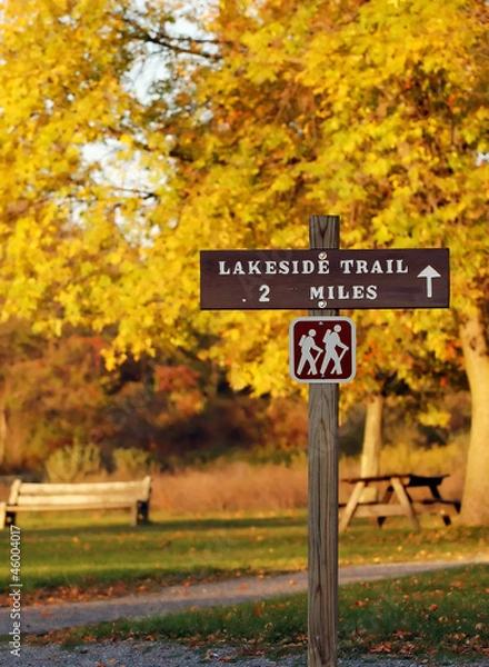 Fototapeta Sign marks a hiking path in the autumn season