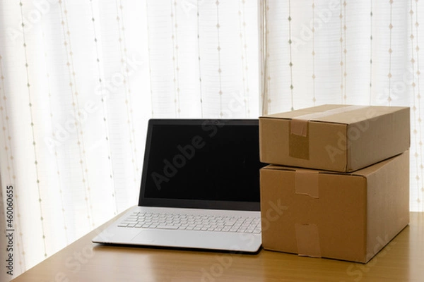 Obraz ノートパソコンとダンボール。通信販売、転売、副業、ネットビジネスイメージ