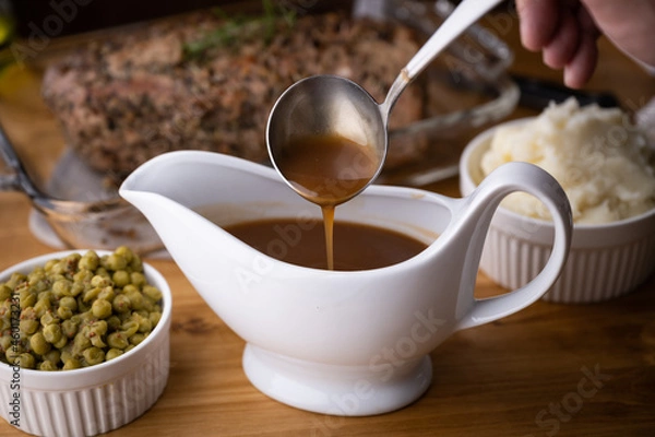 Fototapeta gravy sauce in sauce pod with mashed potato