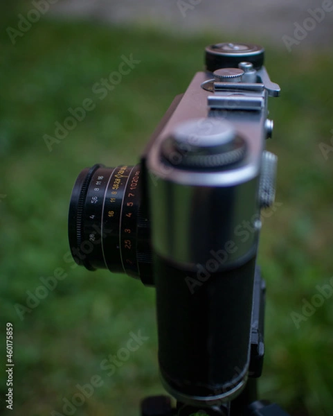Obraz Stary srebrno czarny aparat analogowy na kliszę
