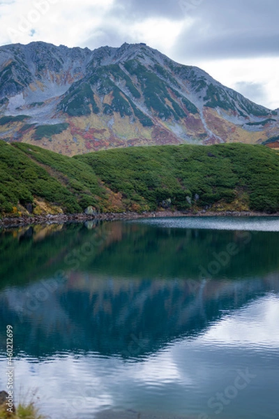 Fototapeta 富山県立山町の立山にあるみくりが池周辺の秋の紅葉の季節の風景 Scenery of autumn leaves around Mikurigaike Pond in Tateyama, Tateyama Town, Toyama Prefecture, Japan. 
