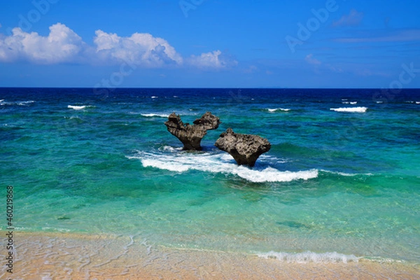 Obraz 南国沖縄で有名なパワースポット　恋人たちに人気のハート型の奇岩が立つハートロックビーチ