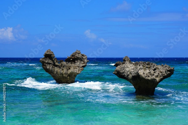 Obraz 南国沖縄で有名なパワースポット　恋人たちに人気のハート型の奇岩が立つハートロックビーチ