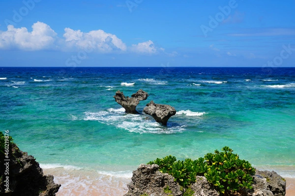 Obraz 南国沖縄で有名なパワースポット　恋人たちに人気のハート型の奇岩が立つハートロックビーチ