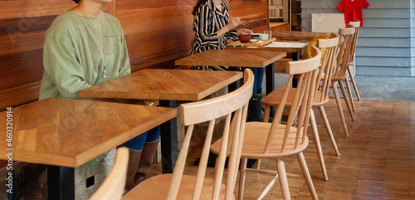 Fototapeta 飲食店のテーブル席　２人の女性客	