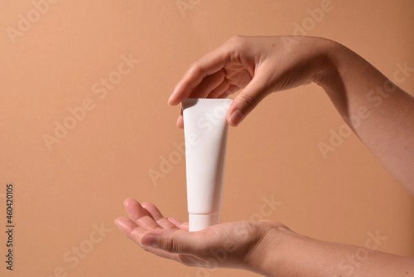 Obraz スキンケアボトルを持つ手