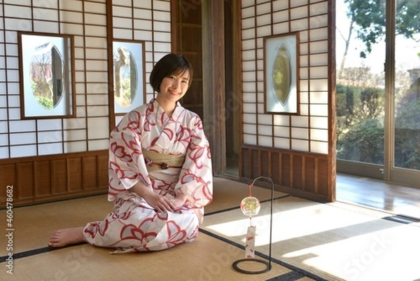 Obraz 古民家の和室に座り微笑む浴衣を着た若い女性
