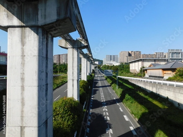 Obraz 府道1号と大阪モノレール彩都線(大阪府箕面市で2021年10月撮影)