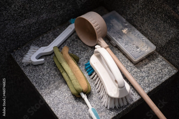 Obraz 整然と並べれられた、お墓の掃除道具