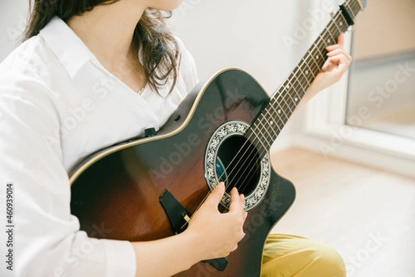 Fototapeta ギターを奏でる女性
ギターを演奏する女性
部屋でギターを演奏する人