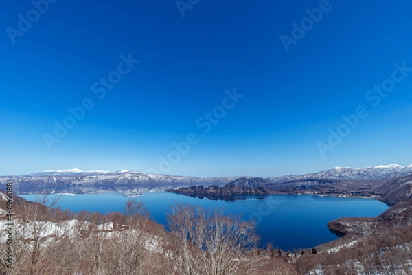 Obraz 【青森県十和田湖】早春の十和田湖：紫明亭展望台から望む十和田湖