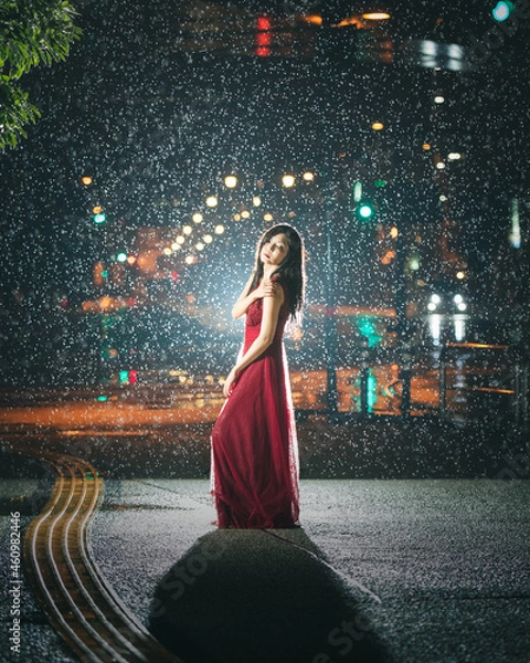 Obraz 雨に濡れる赤いドレスを着た女性