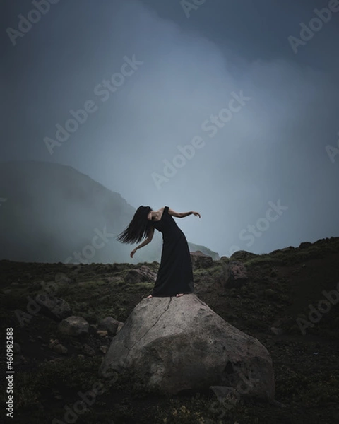 Obraz 岩の上で踊る女性