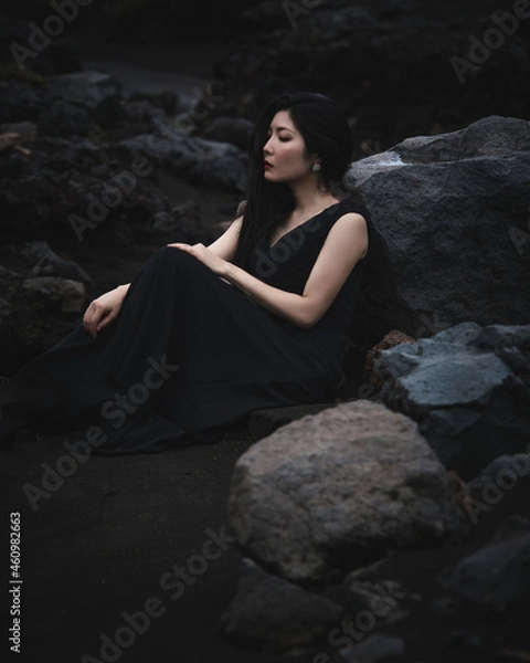 Obraz 岩場に座る日本人女性