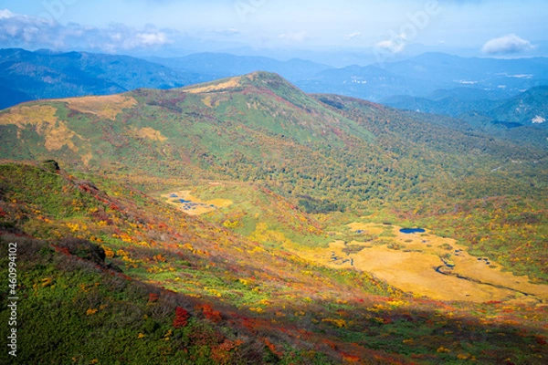 Fototapeta 宮城県栗原市、秋田県湯沢市、雄勝郡東成瀬村、岩手県一関市にある栗駒山を紅葉の時期に登山する風景A view of climbing Mt. Kurikoma in Kurihara City, Miyagi Prefecture, Yuzawa City, Akita Prefecture, during the autumn foliage season.
