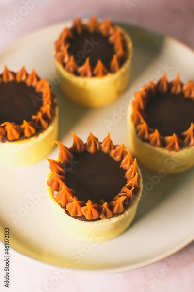 Fototapeta vanilla cupcakes with dulce de leche, preparation of the pastry chef with artistic design
