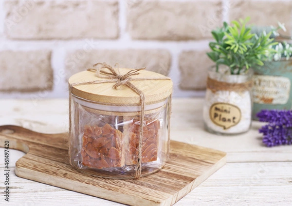 Obraz おしゃれな透明の容器に入ったアーモンドフロランタンのギフトパッケージ