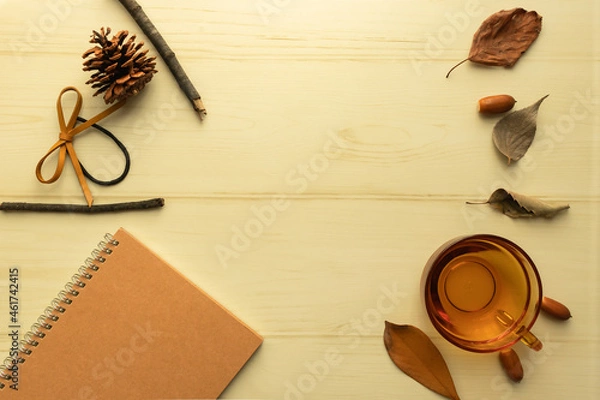 Obraz 周りにメモ帳や秋の木の実やティーカップを並べて、中央にテキストスペースを設けた写真