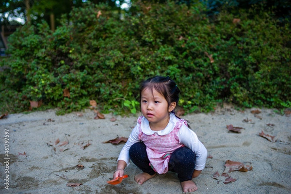 Fototapeta little child playing with sands 