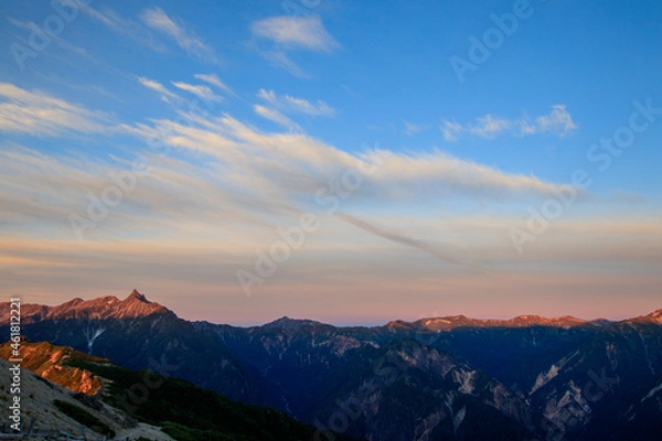 Fototapeta 朝焼けの雄大な山脈