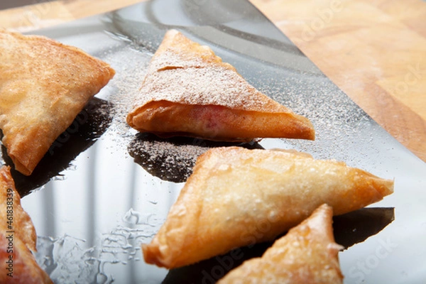 Fototapeta De cerca  crepes frita rellenas. 
Close up fried stuffed crepes