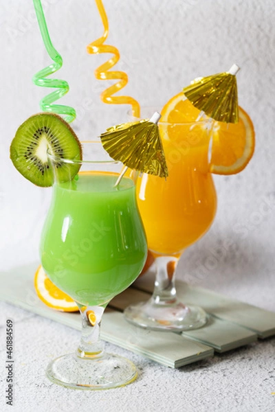Obraz Backgrounf with fresh orange and kiwi juice 
