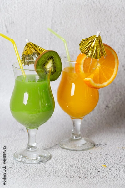Obraz Backgrounf with fresh orange and kiwi juice 