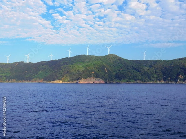 Fototapeta 海上より望む佐田岬半島の風車（愛媛県西宇和郡伊方町）