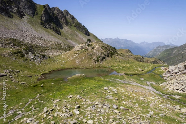 Fototapeta Vue aérienne du lac du Lurien à proximité de Laruns dans les Pyrénées Atlantiques région Nouvelle-Aquitaine. Paysage par drone en montagne avec vue un sur  plan d'eau.