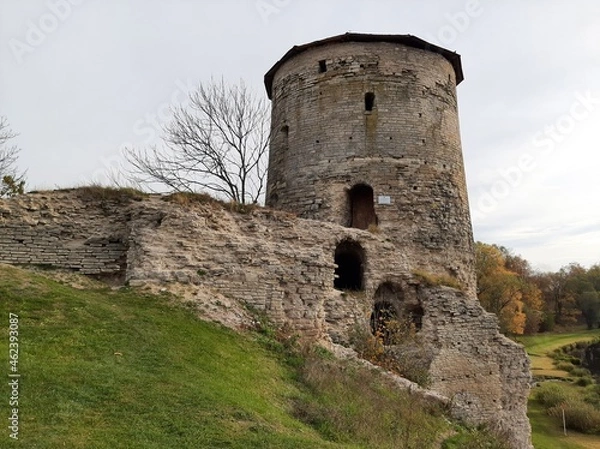 Fototapeta tower of the castle in the mountains
