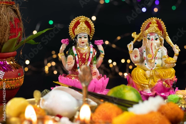 Fototapeta Statue Of Mata Lakshmi And Bhagwan Ganpati Bapa With Kalash, Pooja Thali, Shankh Agarbatti. Diwali Puja , New Year, Deepawali Or Shubh Deepavali Theme