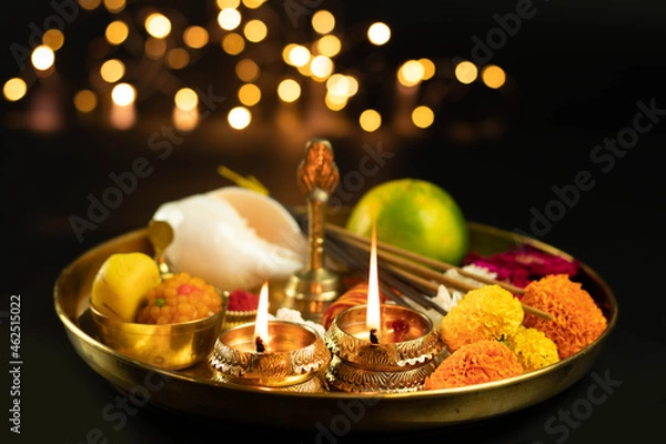 Obraz Golden Brass Pooja Ki Thali With Fruit, Marigold, Ghanti, Diya, Deep, Dia, Shankh, Phool, Peda, Laddu, Laddoo And Agarbatti. Used In Navratri, Dussehra Puja, Karva Chauth, Shubh Teej, Ganesh Chaturthi