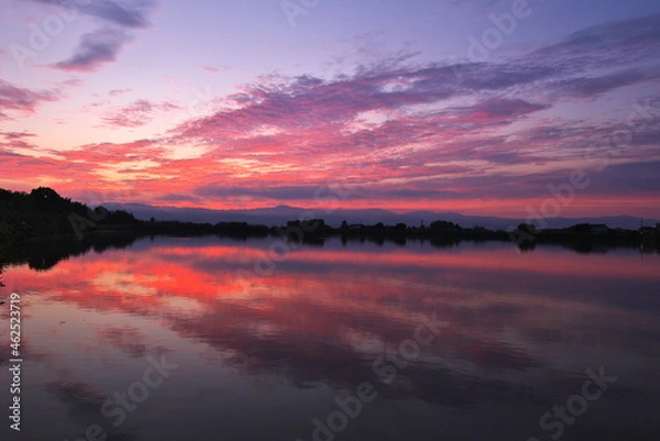 Fototapeta 夜と朝の間、輝きだす空