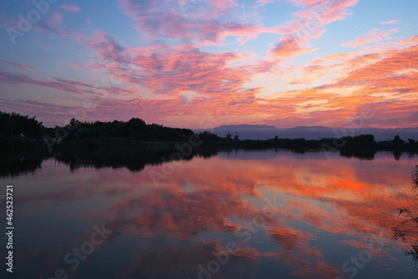 Fototapeta 夜と朝の間、輝きだす空